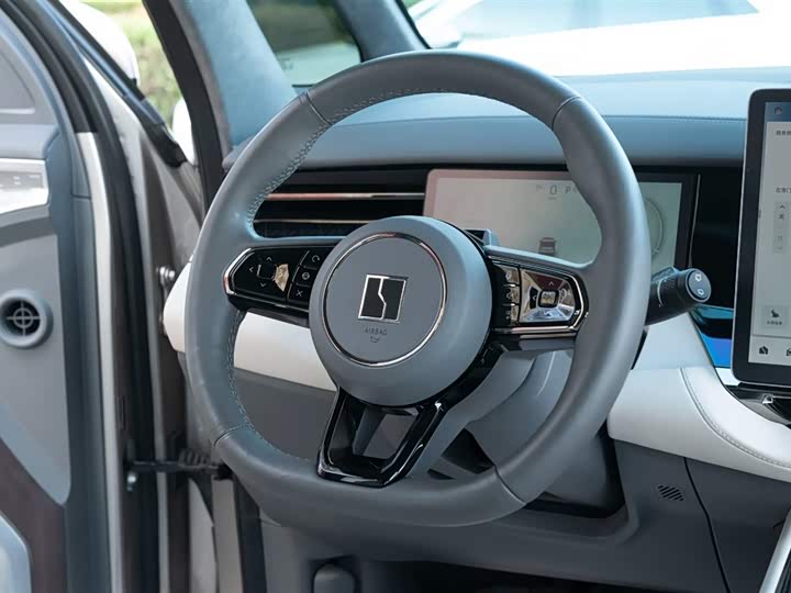 Фото 24 - Zeekr 009