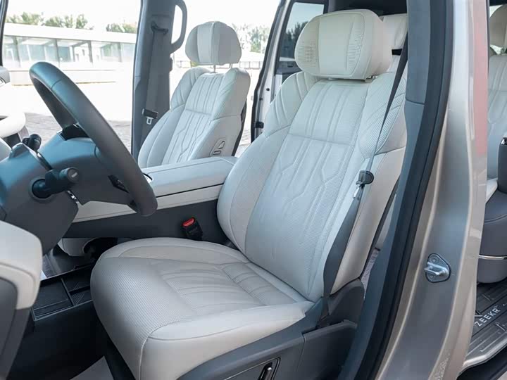 Фото 32 - Zeekr 009