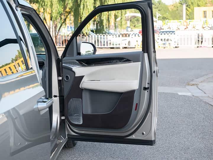 Фото 34 - Zeekr 009