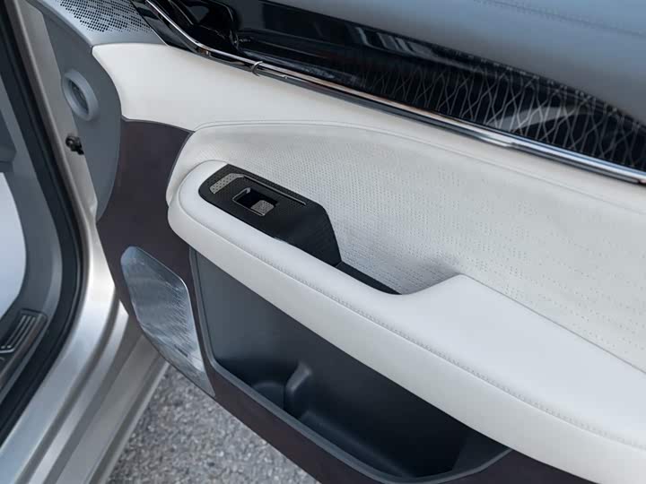 Фото 35 - Zeekr 009