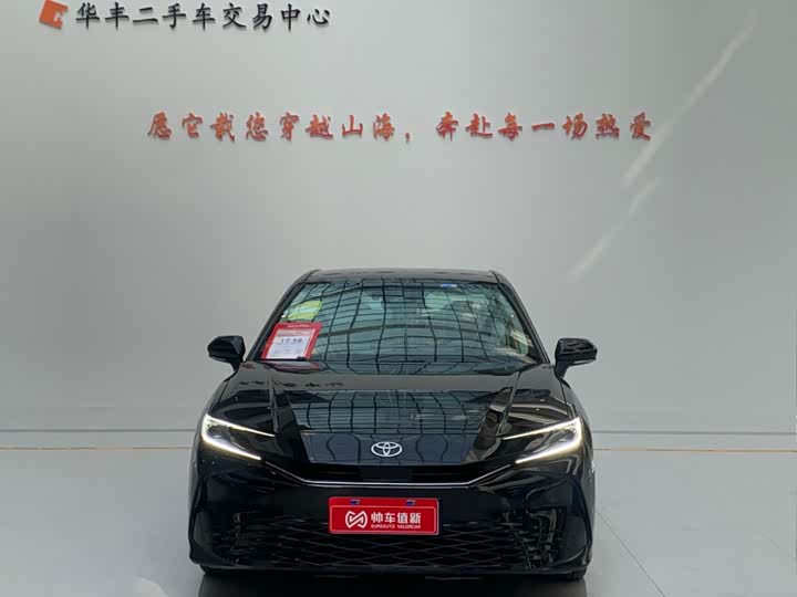 Фото 2 - Toyota Camry