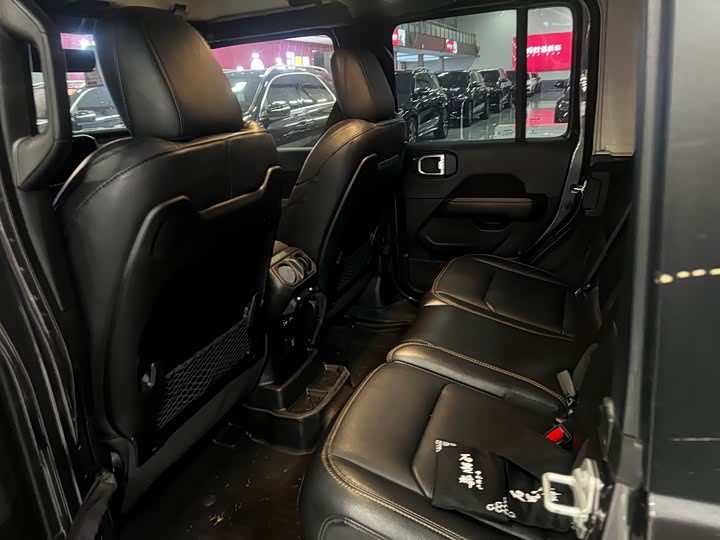 Фото 10 - Jeep Wrangler