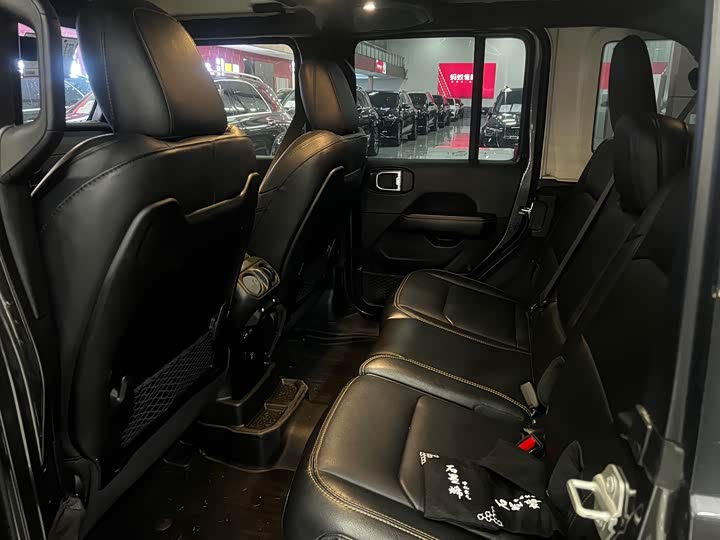 Фото 8 - Jeep Wrangler