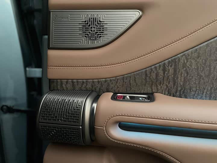 Фото 9 - BYD Yangwang U8