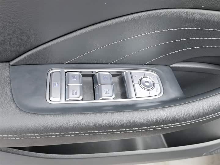 Фото 9 - Hongqi H5 Hybrid