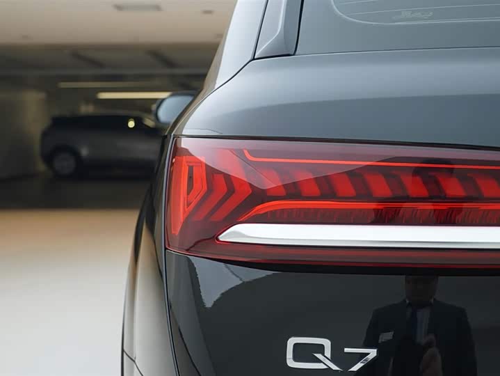 Фото 16 - Audi Q7