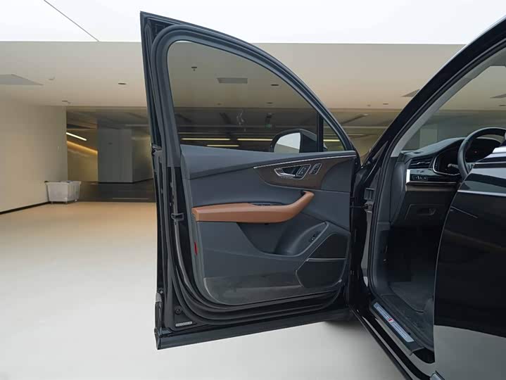 Фото 17 - Audi Q7