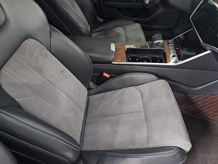 Фото 11 - Audi A6L