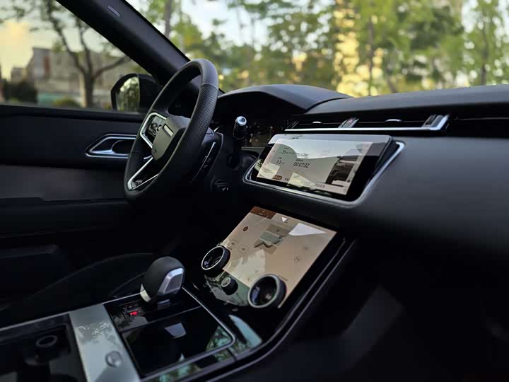 Фото 9 - Land Rover Range Rover Velar