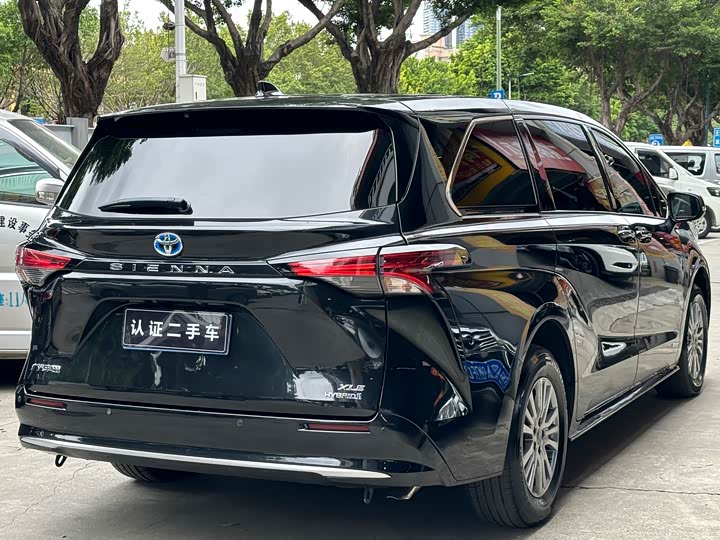 Фото 11 - Toyota Sienna