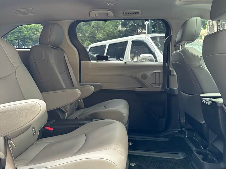 Фото 5 - Toyota Sienna