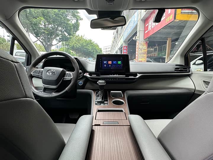 Фото 7 - Toyota Sienna