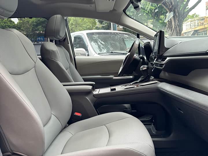 Фото 8 - Toyota Sienna