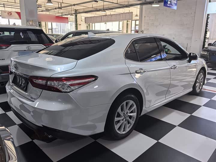 Фото 10 - Toyota Camry