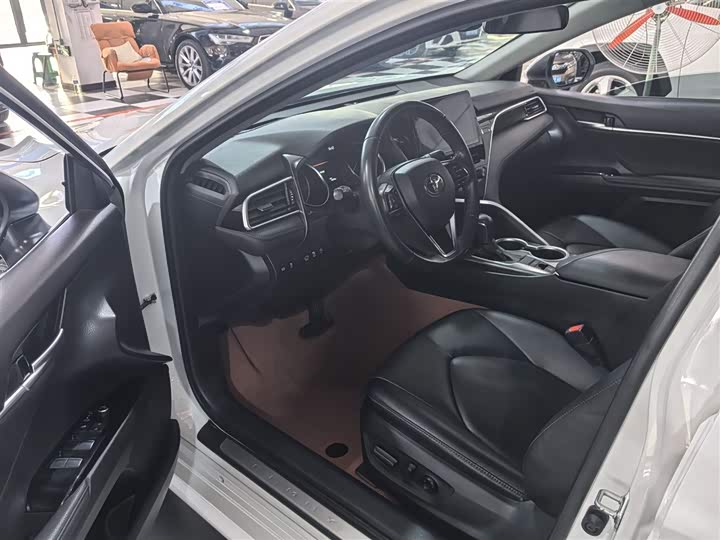 Фото 11 - Toyota Camry