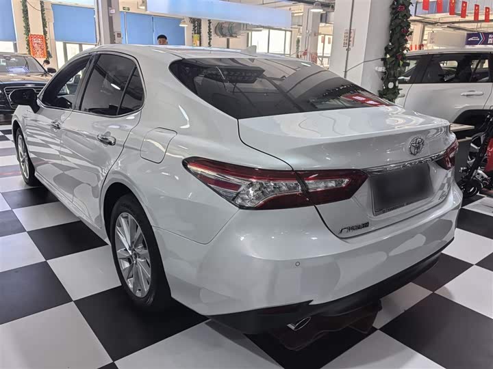 Фото 12 - Toyota Camry