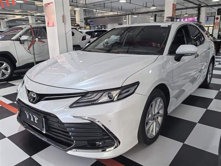 Фото 2 - Toyota Camry