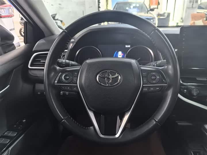 Фото 3 - Toyota Camry