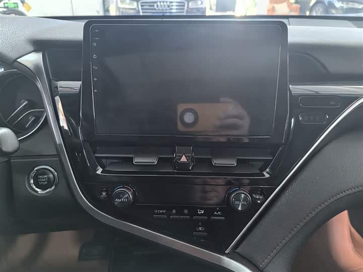 Фото 6 - Toyota Camry