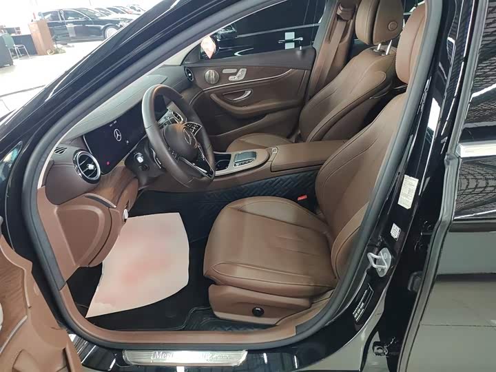 Фото 15 - Mercedes-Benz E-Class