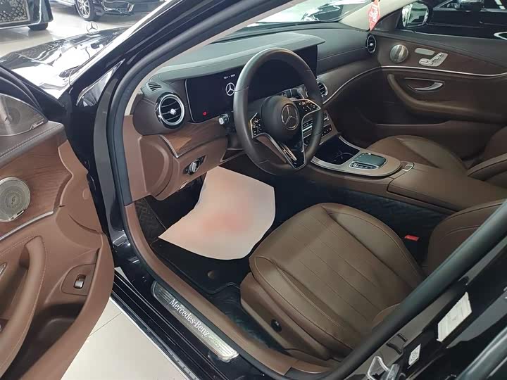 Фото 16 - Mercedes-Benz E-Class