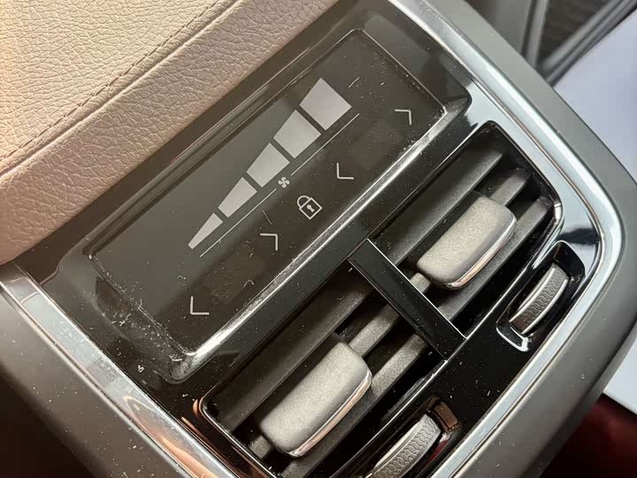 Фото 12 - Volvo XC90