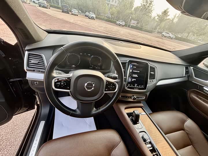 Фото 8 - Volvo XC90