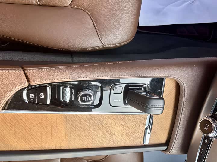 Фото 9 - Volvo XC90