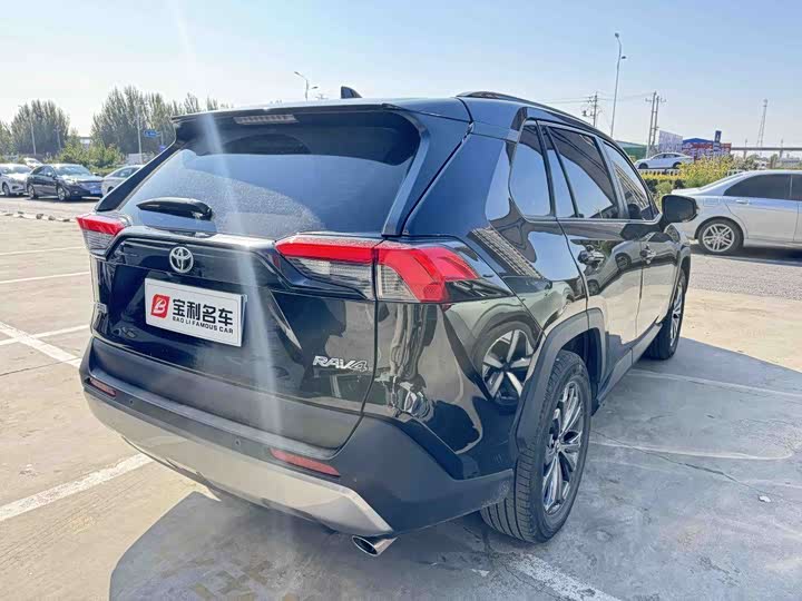 Фото 5 - Toyota RAV4