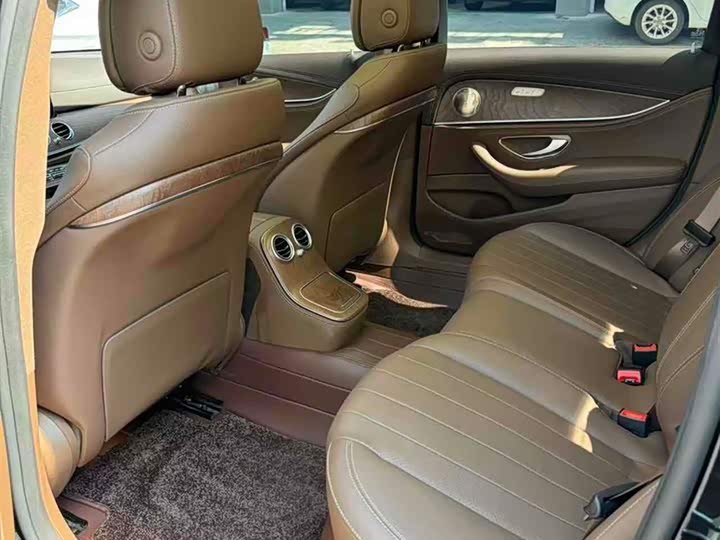 Фото 10 - Mercedes-Benz E-Class