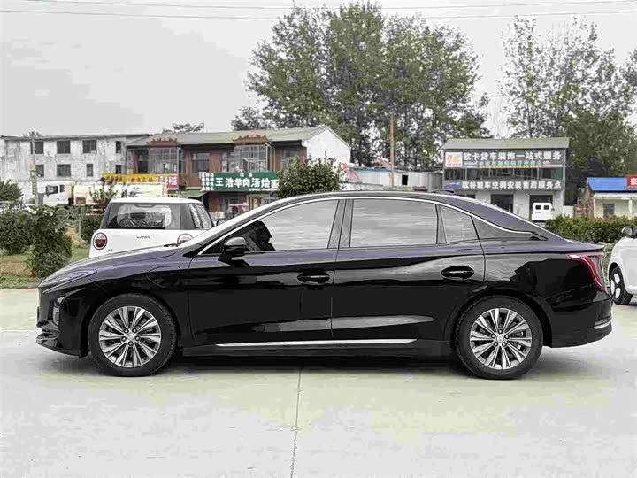 Фото 13 - Hongqi E-QM5