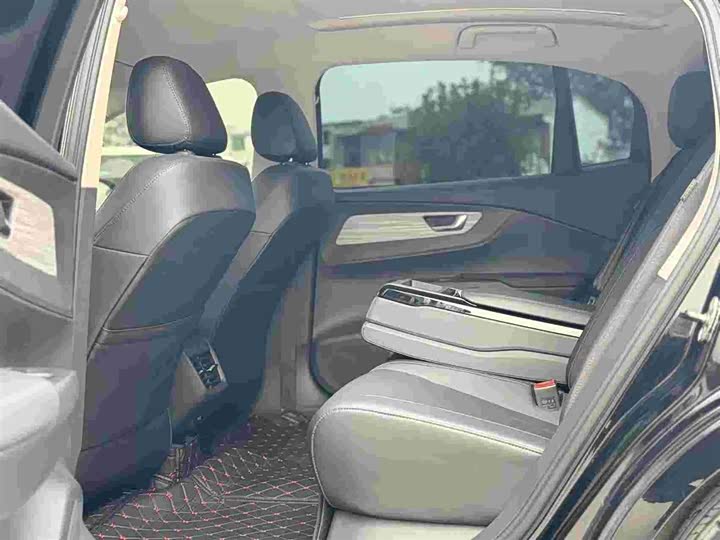 Фото 4 - Hongqi E-QM5