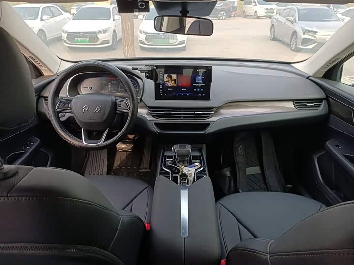 Фото 10 - Hongqi E-QM5