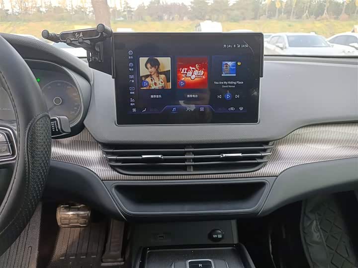 Фото 13 - Hongqi E-QM5