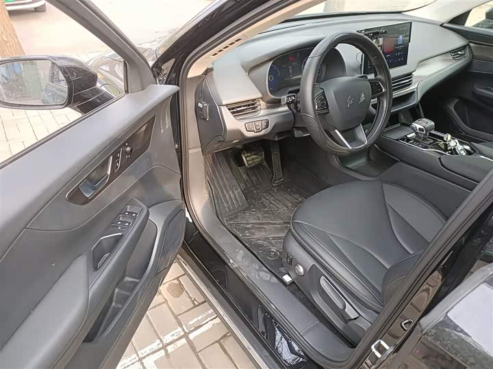 Фото 16 - Hongqi E-QM5