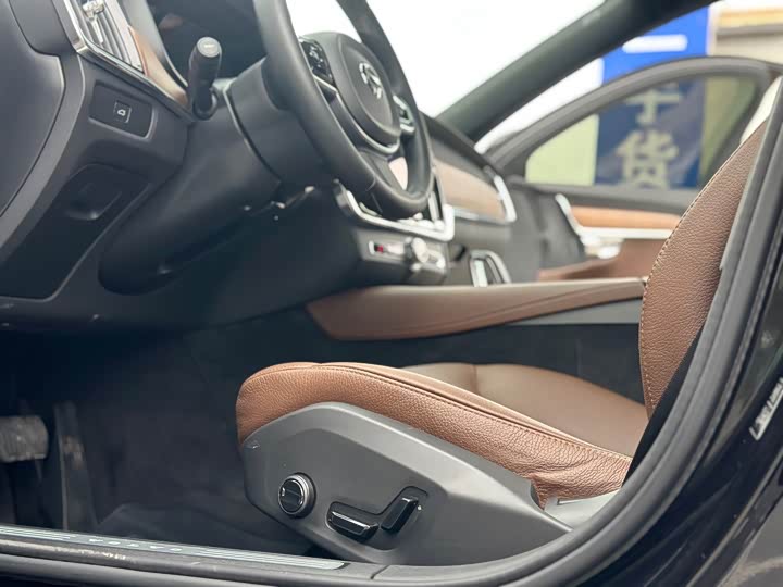 Фото 16 - Volvo S90