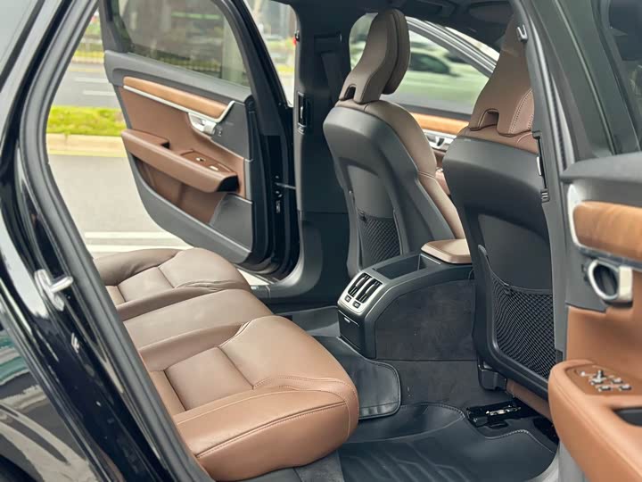 Фото 8 - Volvo S90