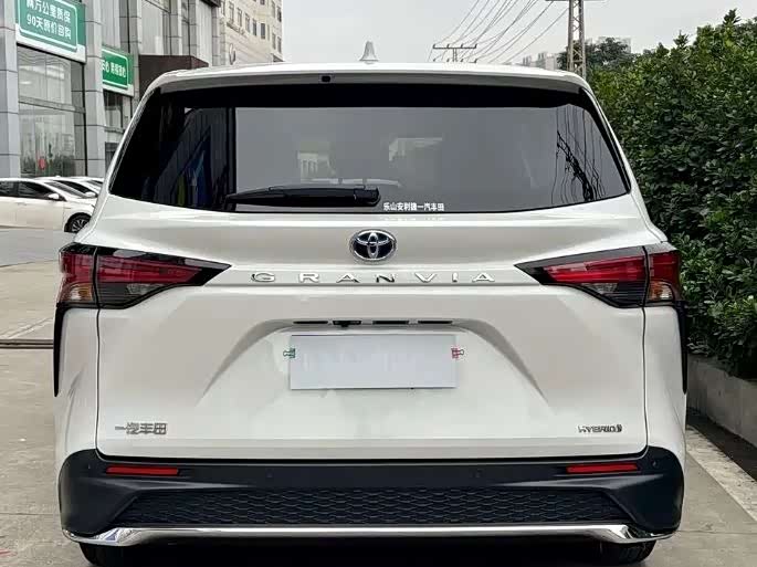 Фото 3 - Toyota Granvia