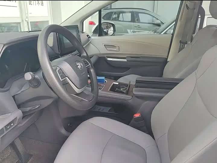 Фото 4 - Toyota Granvia