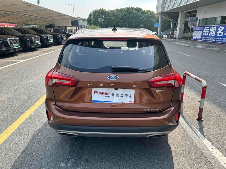 Фото 15 - Ford Focus