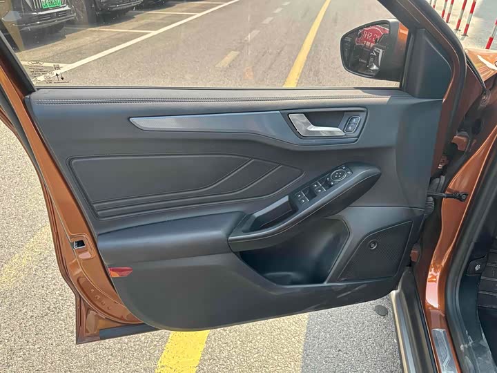 Фото 5 - Ford Focus