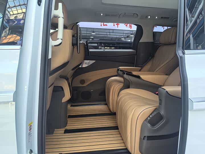 Фото 11 - Denza D9