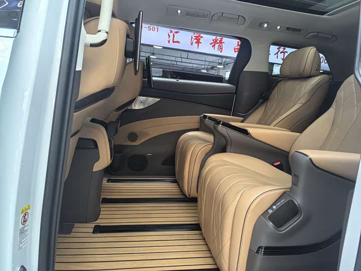 Фото 21 - Denza D9