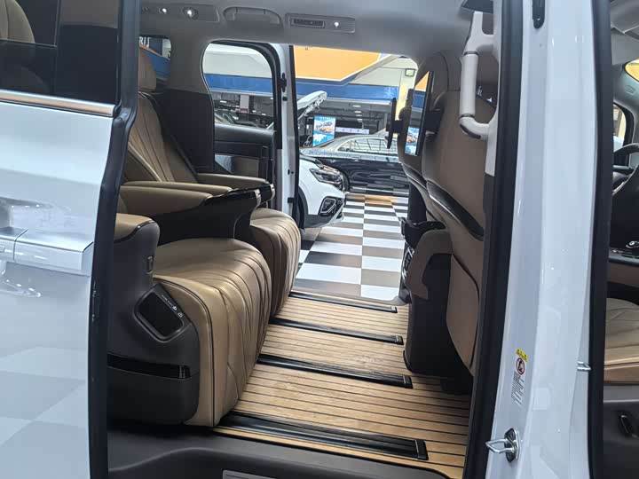 Фото 24 - Denza D9