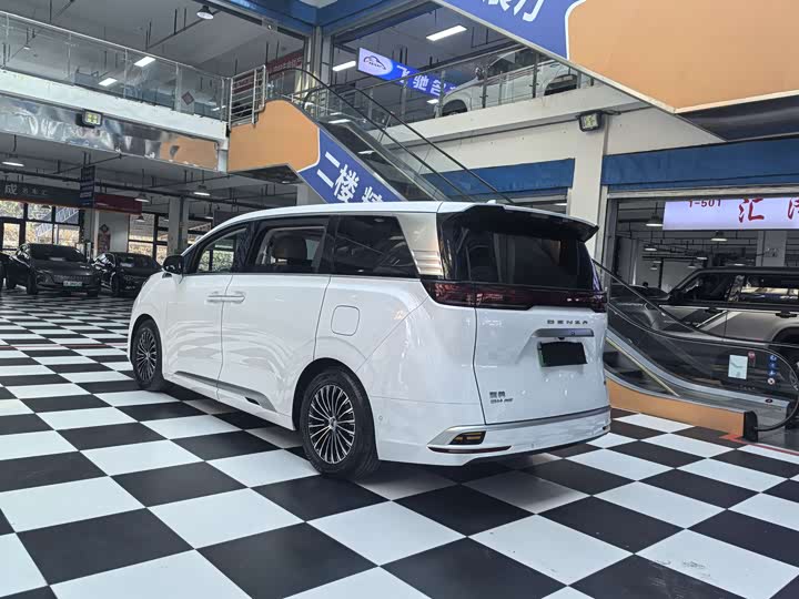 Фото 7 - Denza D9