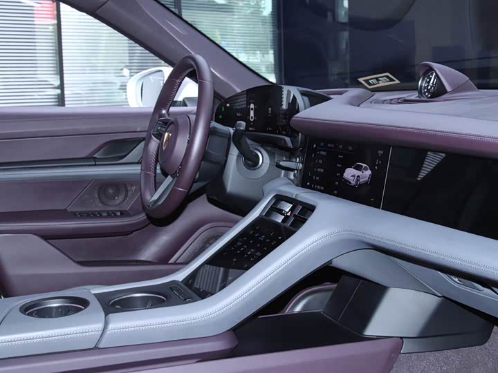 Фото 13 - Porsche Taycan