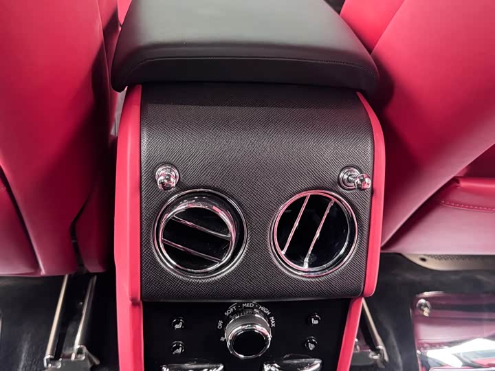 Фото 23 - Rolls-Royce Cullinan