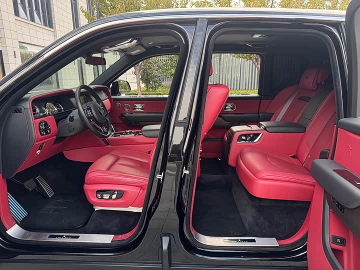 Фото 28 - Rolls-Royce Cullinan