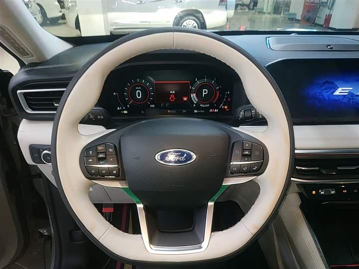 Фото 11 - Ford Explorer