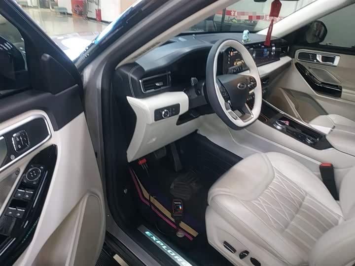 Фото 16 - Ford Explorer